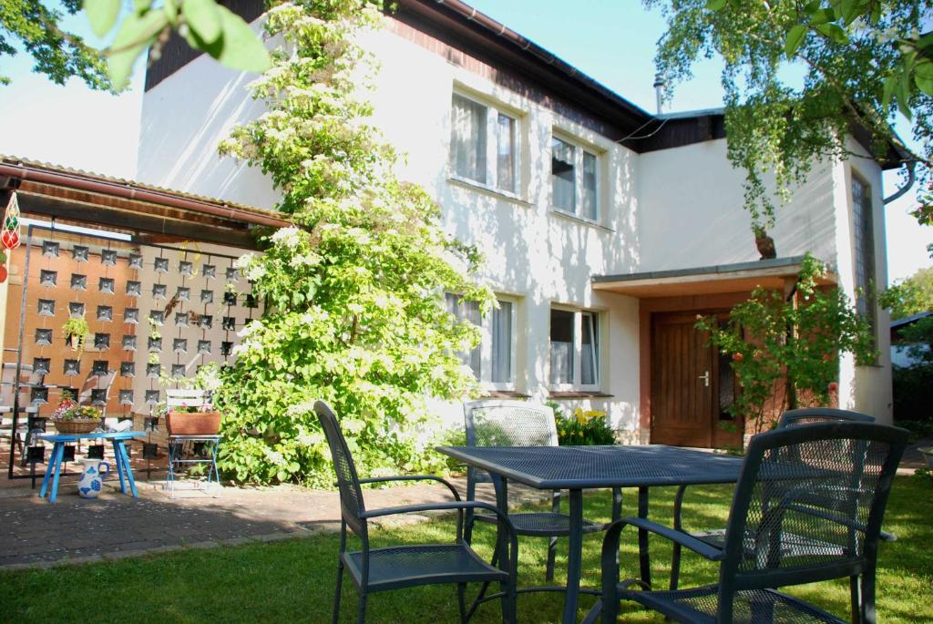 a table and chairs in front of a building at Ferienwohnungen am Heideweg in Baabe