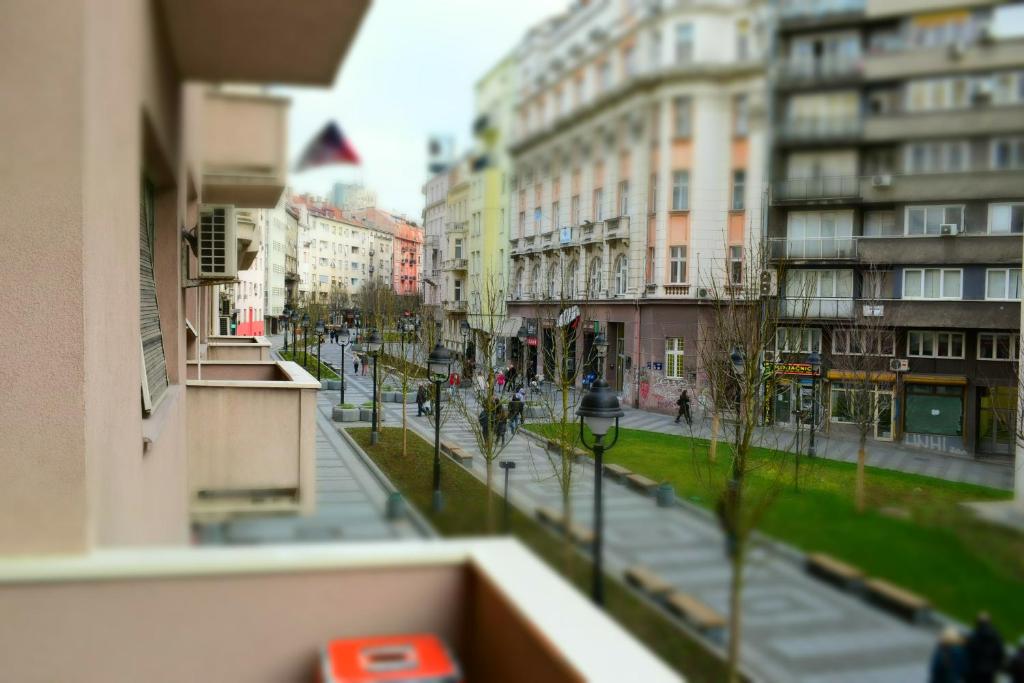 Una vista de una calle de la ciudad desde un balcón. en Subway, en Belgrado
