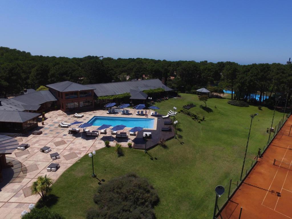 an aerial view of a large yard with a swimming pool at Tennis Ranch Pinamar in Pinamar