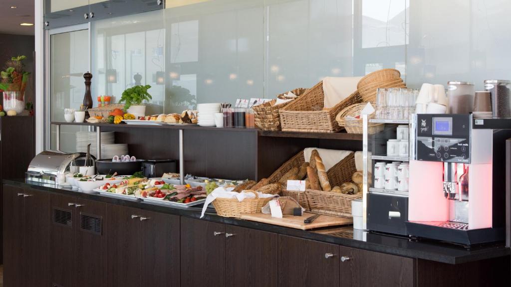 a bakery counter with bread and other food items at arte Hotel Krems in Krems an der Donau