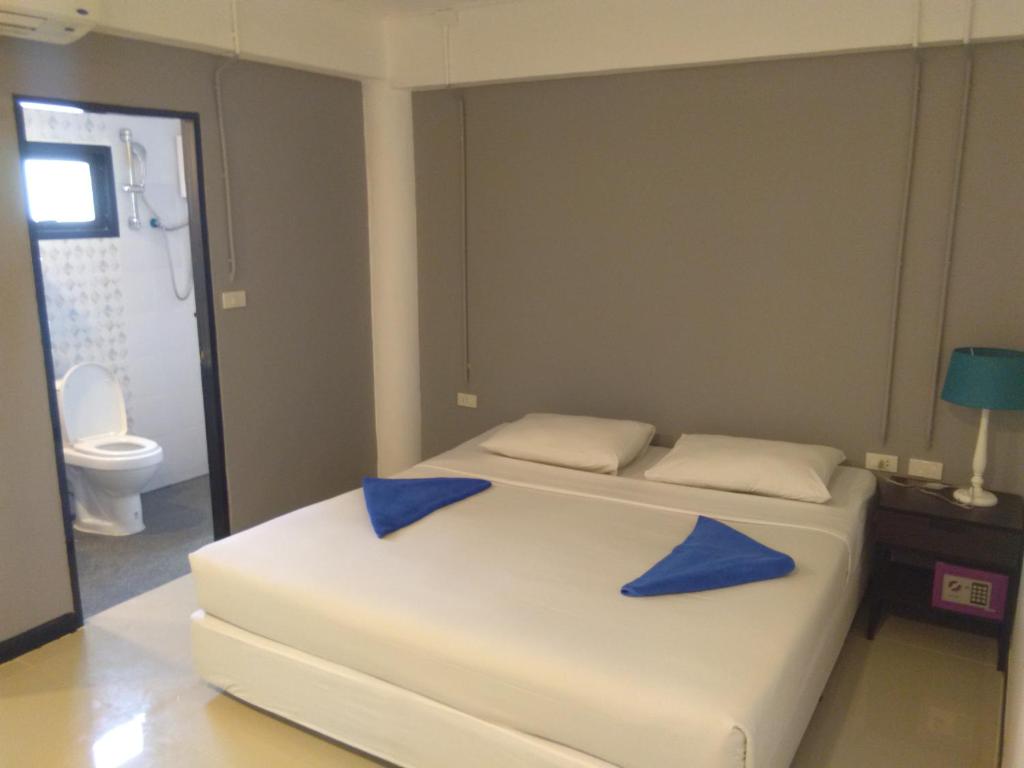 Postel nebo postele na pokoji v ubytování Phi Phi Inn