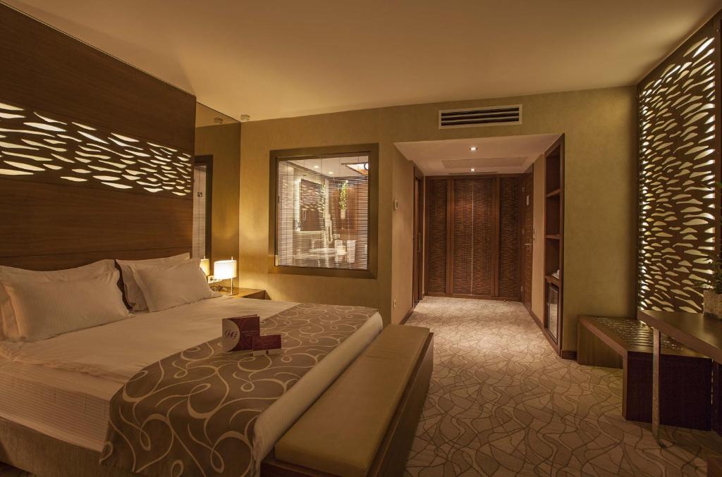 - une chambre avec un grand lit dans l'établissement Grand Hotel Gaziantep, à Gaziantep