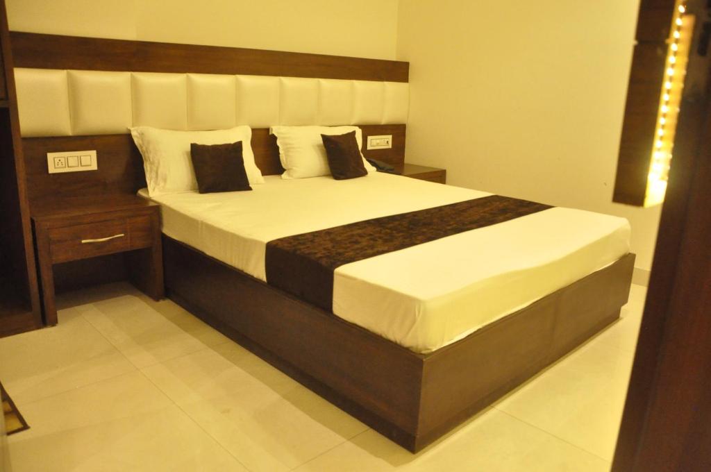 a bedroom with a large bed in a room at Lotus Grand Akm in Kālka