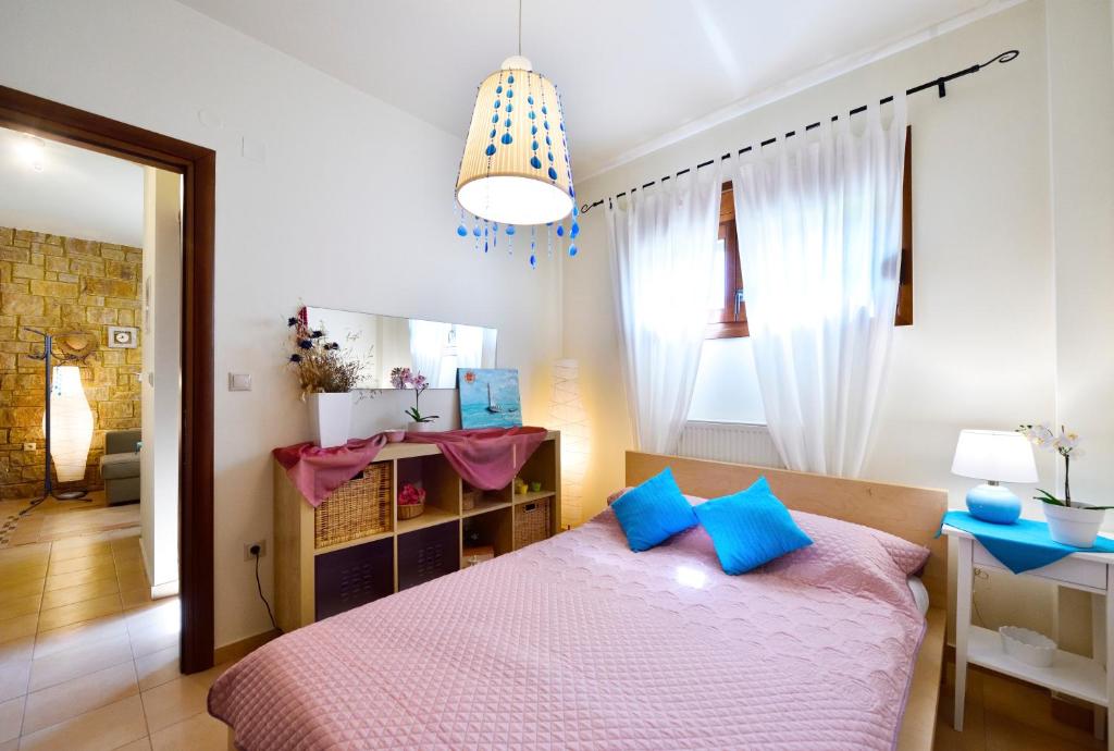 Postel nebo postele na pokoji v ubytování Beautiful Sani Villa