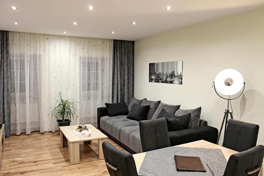 ein Wohnzimmer mit einem Sofa und einem Tisch in der Unterkunft Palatium Bad Ems in Bad Ems