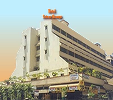 un gran edificio con un cartel encima en Setrac Orange, en Navi Mumbai