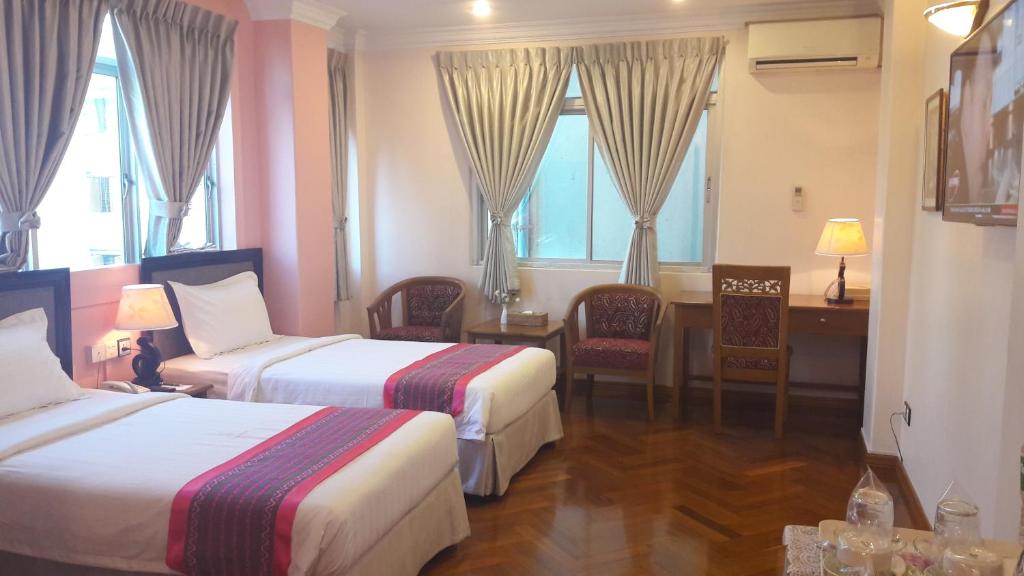 Postel nebo postele na pokoji v ubytování Grand Laurel Hotel