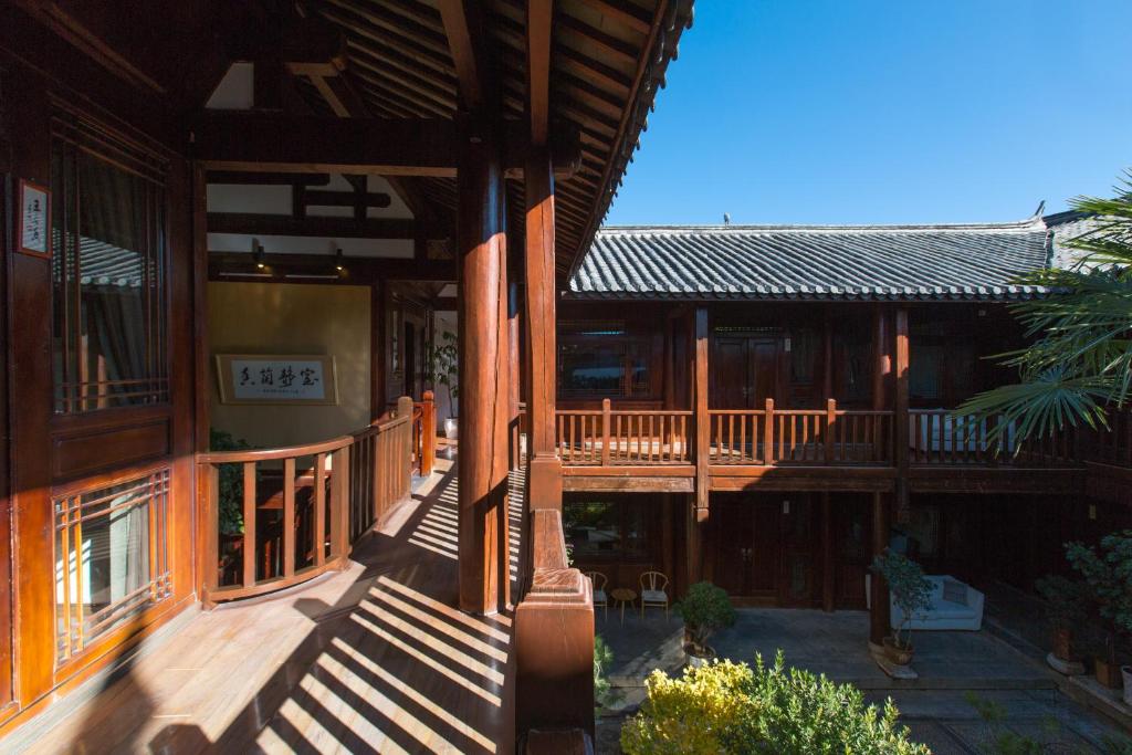 uma vista para o exterior de um edifício com um deque em Jun Bo Xuan Boutique Hotel em Lijiang