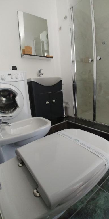 Łazienka w obiekcie AFFITTACAMERE VALCHIAVENNA - Foresteria Lombarda con PARCHEGGIO PRIVATO SUL POSTO! Apprezzata Gestione Familiare dal 2012, Qualità-Prezzo TOP! "Guest-House with PRIVATE PARKING ON SITE! Appreciated Family Management since 2012, Quality-Price TOP!"