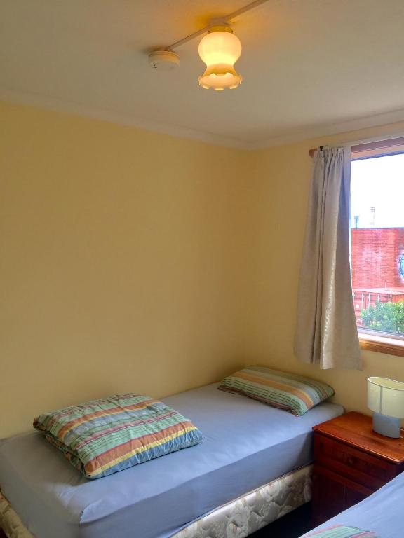 Postel nebo postele na pokoji v ubytování Narrara Backpackers Hobart