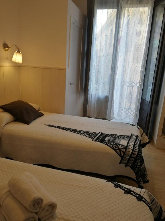Posteľ alebo postele v izbe v ubytovaní Hostal Dragonflybcn