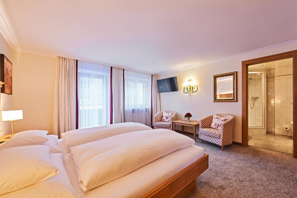Postel nebo postele na pokoji v ubytování Hotel Garni Edelweiss