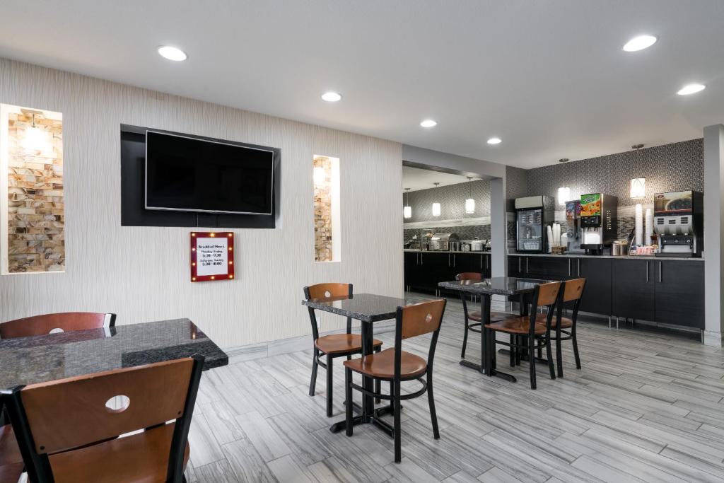 Super 8 by Wyndham Rochester Mayo Clinic Area photo