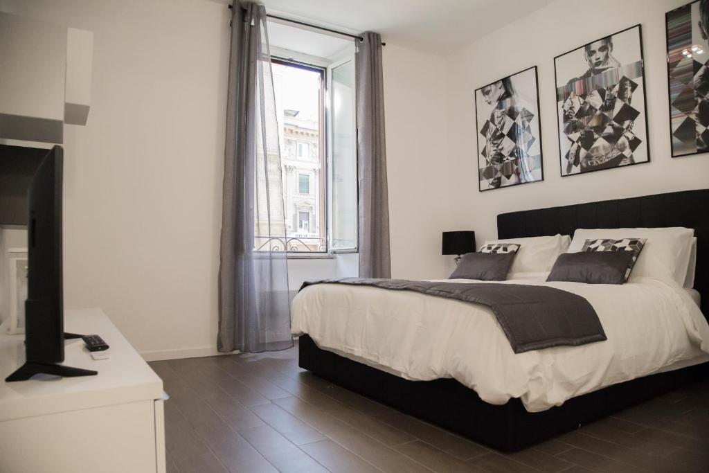 ローマにあるArgentina Exclusive Apartmentのベッドルーム(大型ベッド1台、窓付)