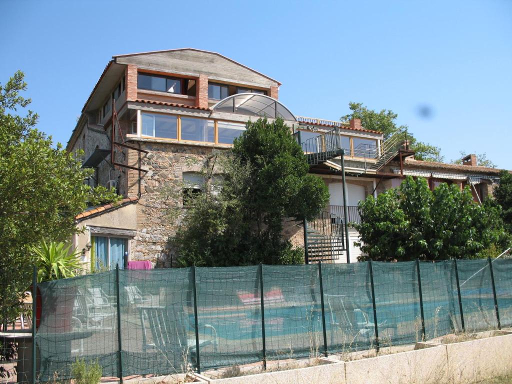 una casa con una valla delante de ella en La Maison de Vérotte, en Claira