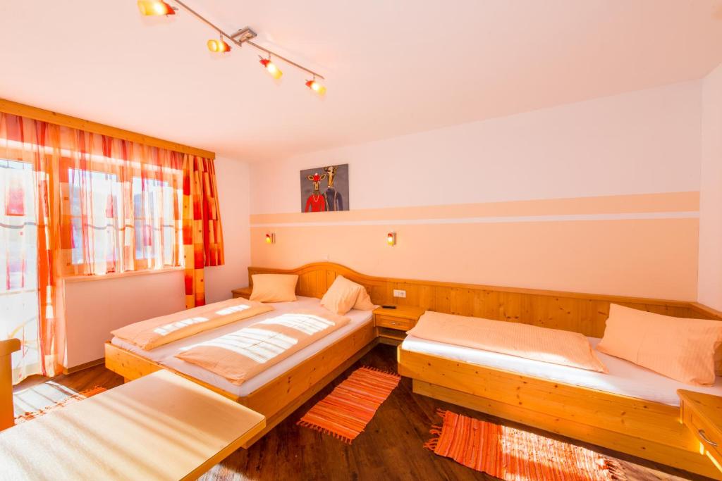 A bed or beds in a room at Maria's Sonnenquartier