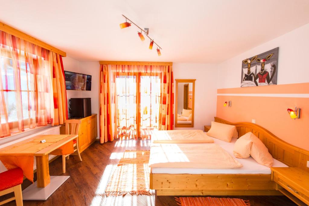 A bed or beds in a room at Maria's Sonnenquartier