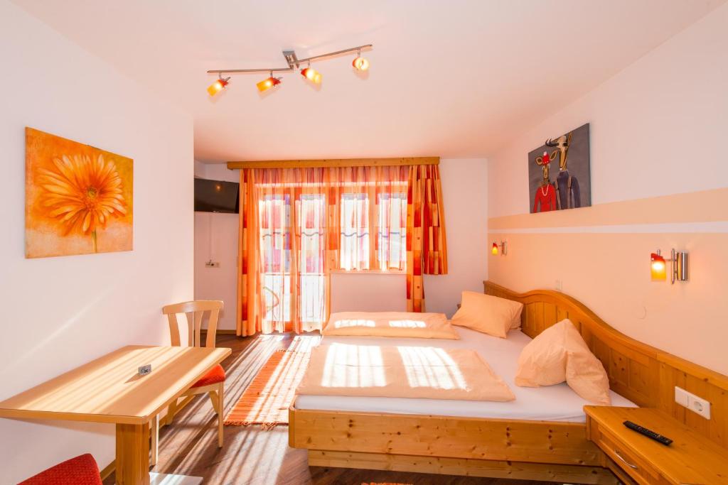 A bed or beds in a room at Maria's Sonnenquartier