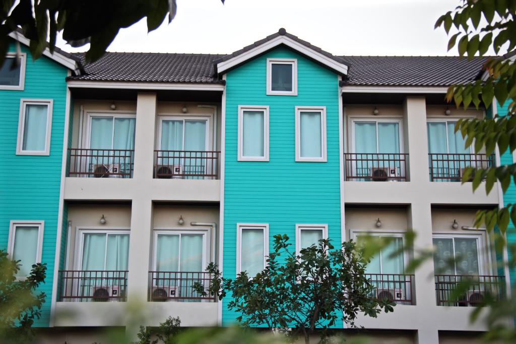 un bâtiment bleu et blanc dans l'établissement Green Apple Villa, à Sattahip