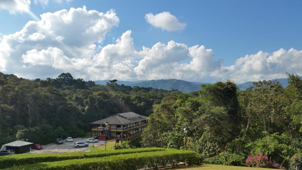 Blick auf ein Gebäude inmitten eines Waldes in der Unterkunft Hotel Huaka-yo in San Agustín