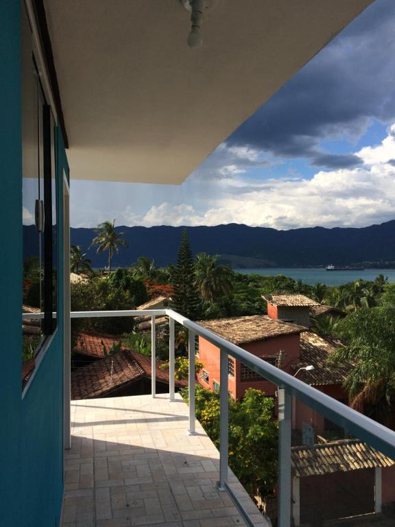 un balcón de una casa con vistas al océano en Hospedaria Ilhabela - Flats Sul, en Ilhabela