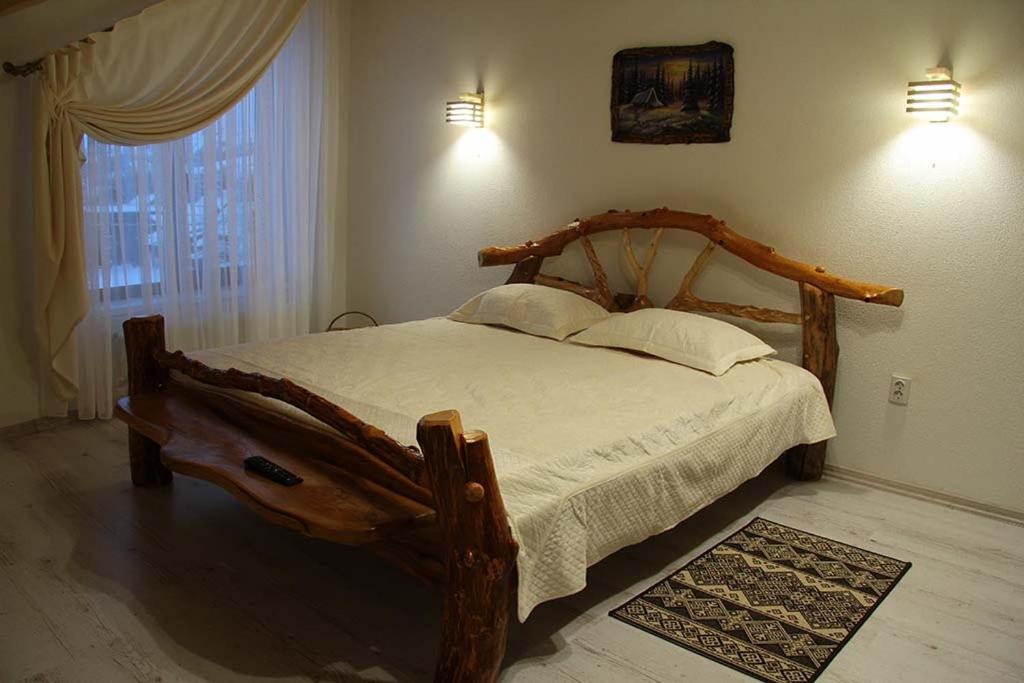 Postel nebo postele na pokoji v ubytování Cottage "Pyate Koleso"