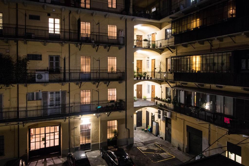 widok na budynek apartamentowy w nocy w obiekcie Azzurro w Turynie