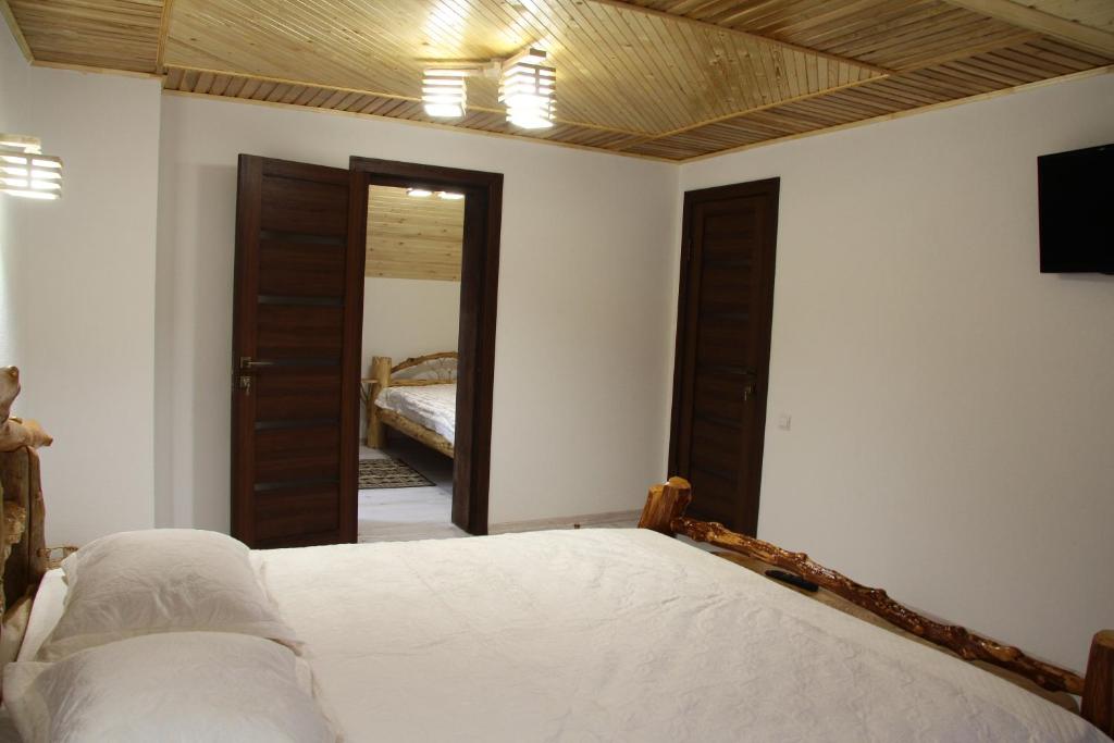 Postel nebo postele na pokoji v ubytování Cottage "Pyate Koleso"