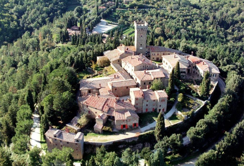 una vista aérea de una gran casa en el bosque en Castello Di Gargonza en Monte San Savino