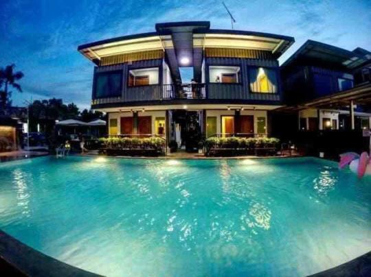 Bazén v ubytování Kluang Container Swimming Pool Hotel nebo v jeho okolí