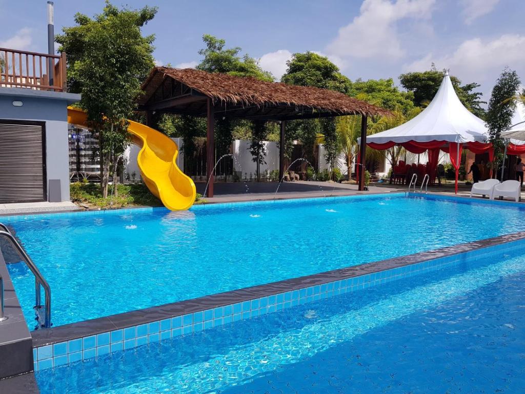 Bazén v ubytování Kluang Container Swimming Pool Hotel nebo v jeho okolí