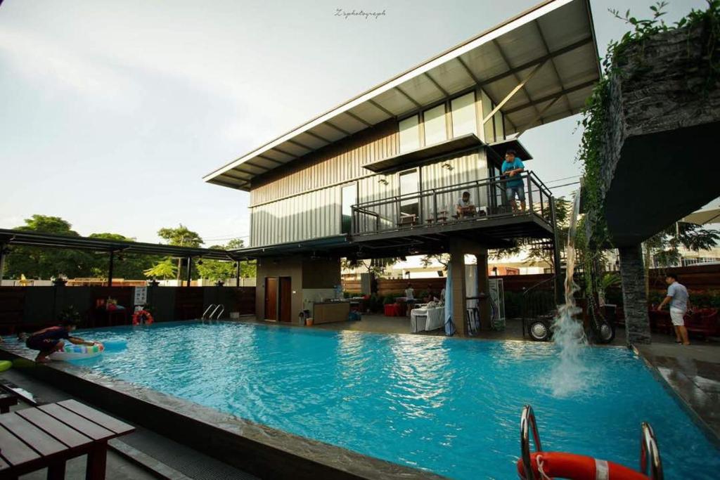 Bazén v ubytování Kluang Container Swimming Pool Hotel nebo v jeho okolí