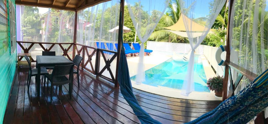 Hummingbirds Cabins - 两居室房屋与泳池景观