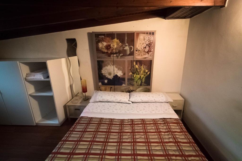 ein Schlafzimmer mit einem Bett in einem Zimmer in der Unterkunft Mono Verde in Turin