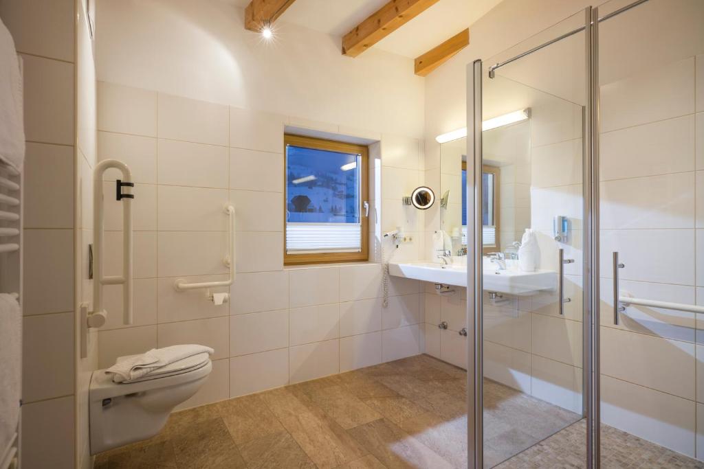 Koupelna v ubytování Alpen Glück Hotel Kirchberger Hof
