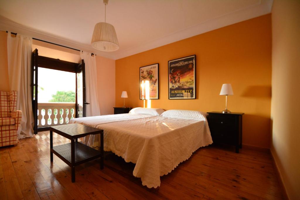 a bedroom with a large bed and a window at Casa Rural La Plaza in Valoria la Buena