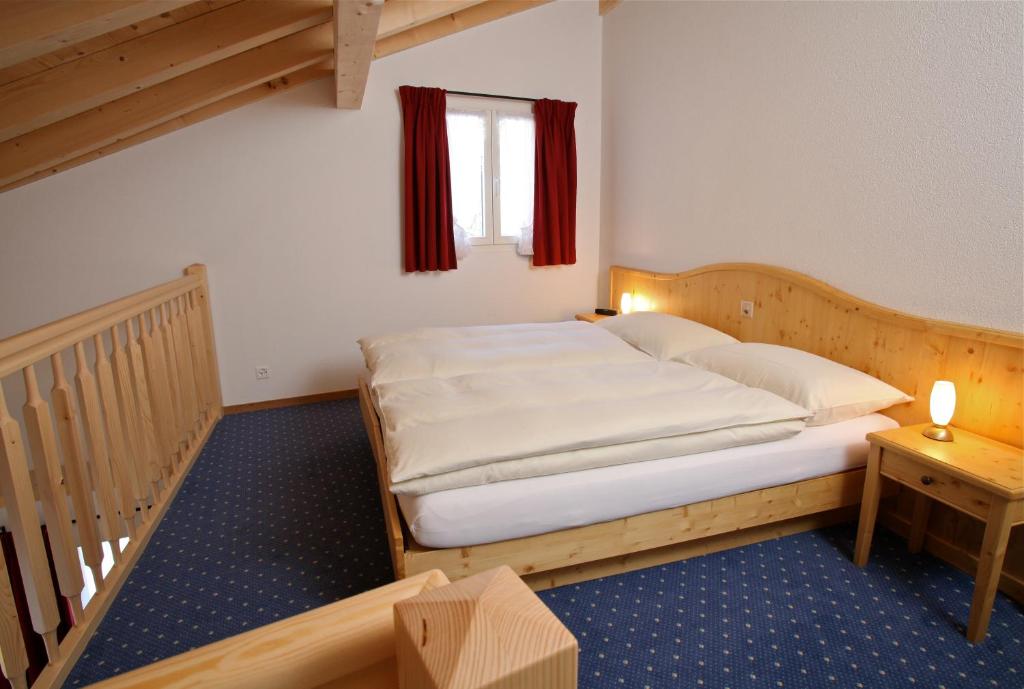 Voodi või voodid majutusasutuse Hôtel du Cerf toas