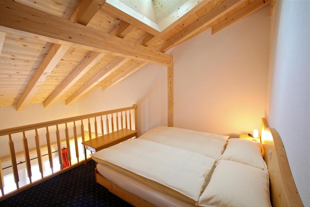 Voodi või voodid majutusasutuse Hôtel du Cerf toas