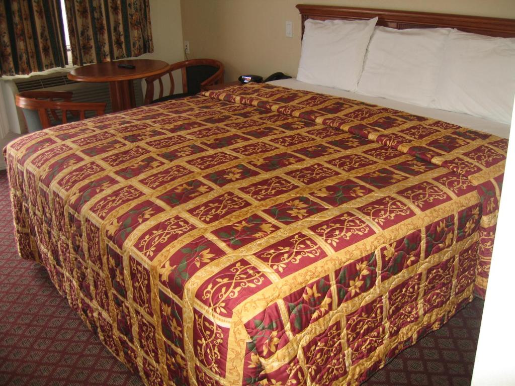 łóżko w pokoju hotelowym z dużym łóżkiem w obiekcie Flamingo Inn Long Beach w mieście Long Beach