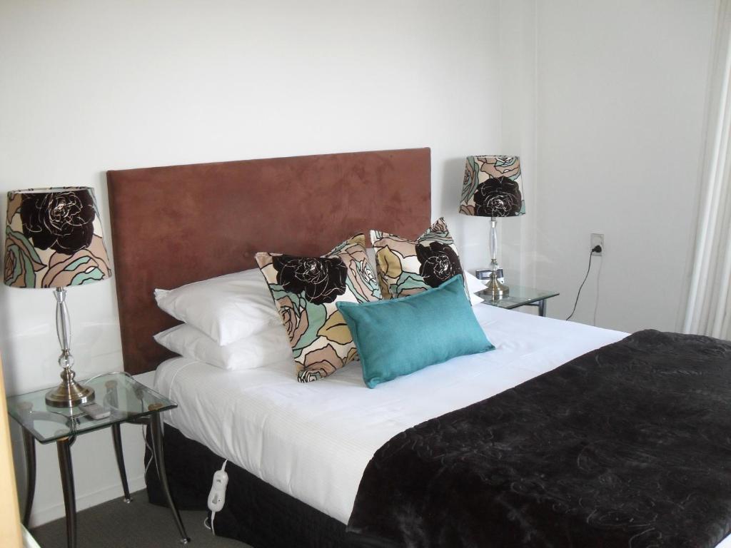 The Cove- On The Lake