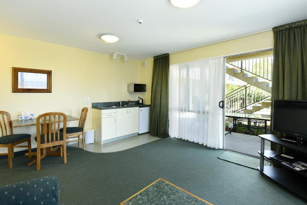 TV a/nebo společenská místnost v ubytování Abelia Motor Lodge