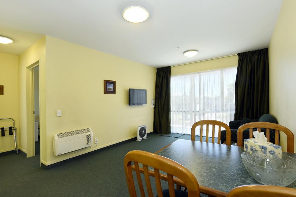 TV a/nebo společenská místnost v ubytování Abelia Motor Lodge
