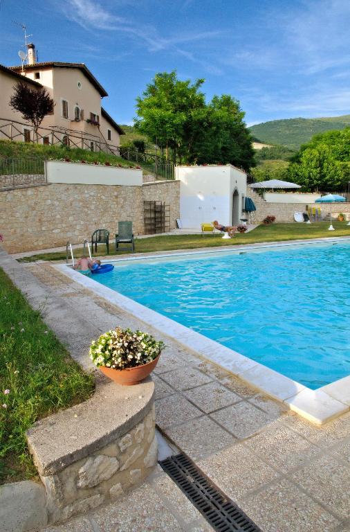 Bazén v ubytování La Locanda del Collaccio nebo v jeho okolí