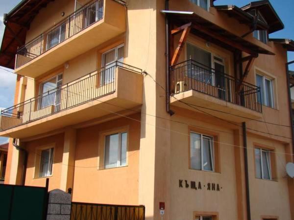 un edificio con 2 balcones en un lateral en Yana Guest House, en Dobrinishte