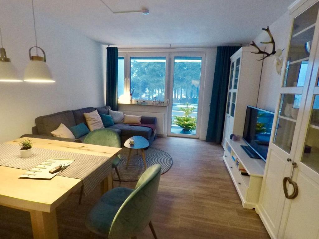 uma sala de estar com um sofá e uma mesa em FeWo Käppchen Winterberg em Winterberg