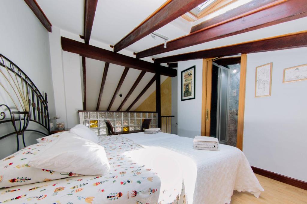 バレンシアにあるLoft in ehemaligem Fischer Hausのベッドルーム(白いシーツを使用した大型ベッド1台付)