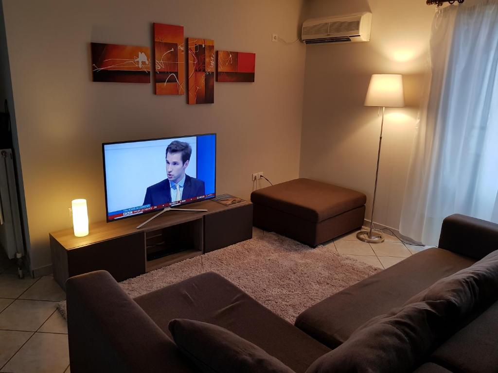 TV a/nebo společenská místnost v ubytování Holargos Metro Rooms