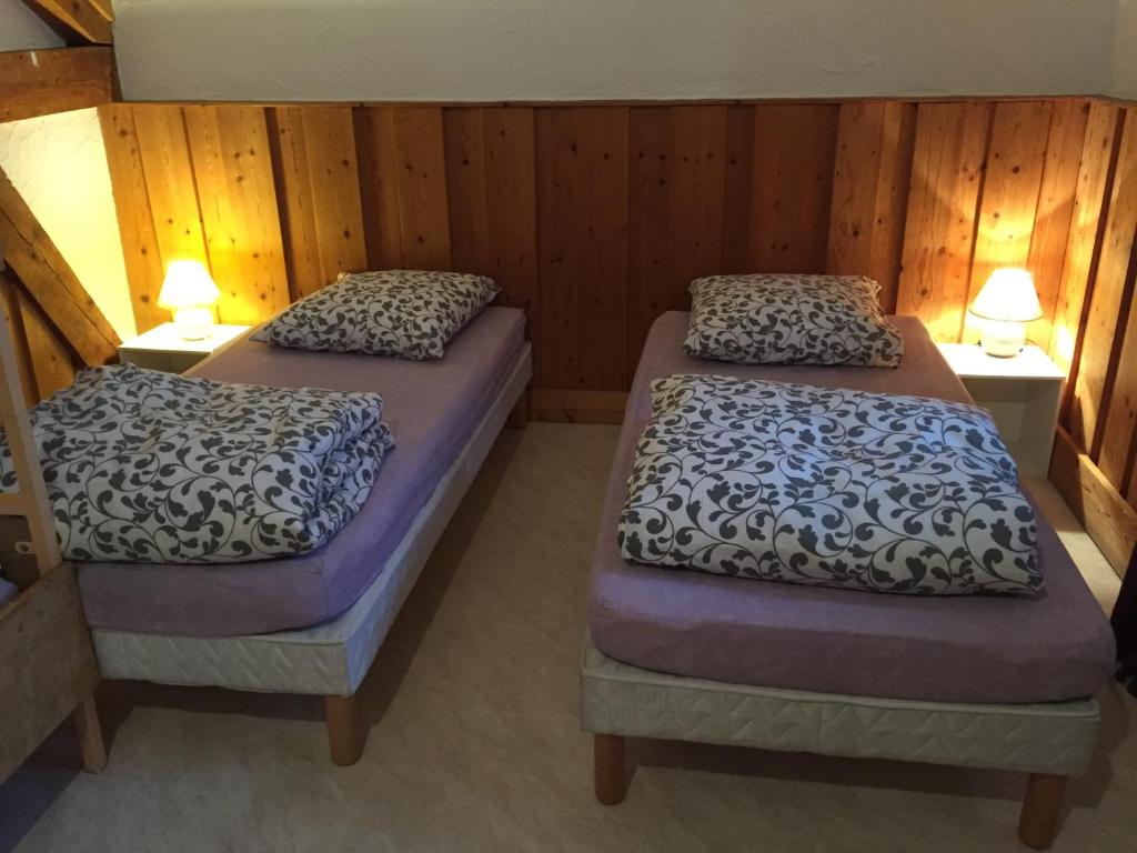 サン・ジェルヴェ・レ・バンにあるLes Cristauxのベッド2台 木製の壁の部屋