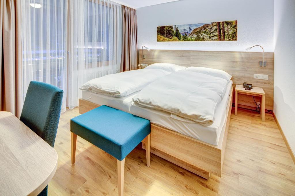 Postel nebo postele na pokoji v ubytování Hotel Matterhorn Inn