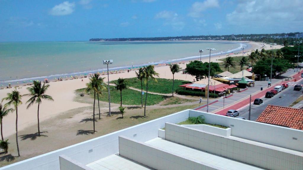 un apartamento en condominio con vistas a la playa desde el balcón en Lindíssimo Flat - Todo Equipado - 70m da Praia, Vista para o Mar - Tambaú, en João Pessoa